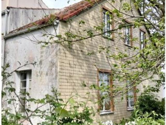 CASA CON JARDIN PARA REHABILITAR CATABOIS ZONA SANITARIA