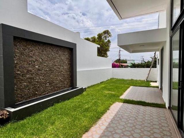 Casa con jardin y terraza en fraccionamiento con alberca