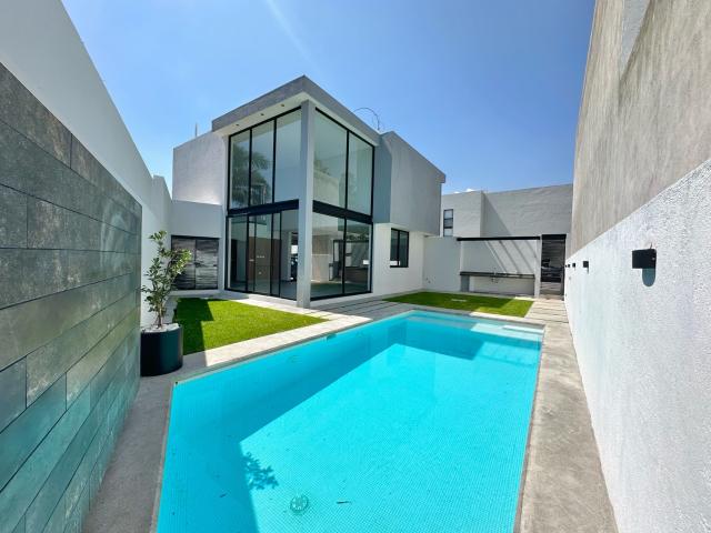Casa con jardin y alberca en venta en Cuernavaca, Lomas de Cuernavaca con seguridad