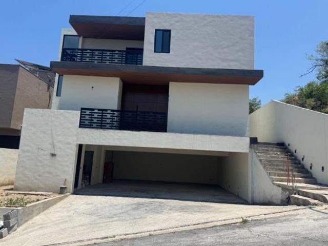 Casa con jardin y alberca en venta en La Cima