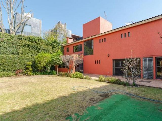 Casa con jardín y árboles frutales en Lomas Quebradas