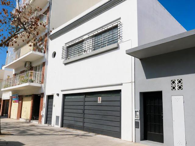 Casa con jardín y cochera doble en Agronomía