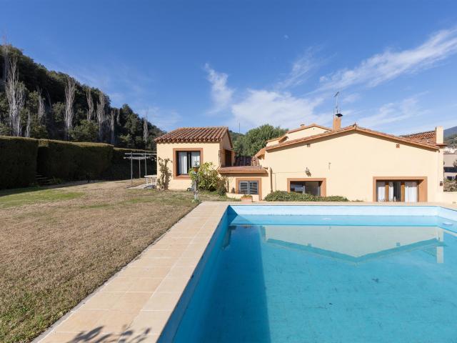 Casa de generosas con parcela para cultivos y piscina en Are. m² Arenys de Munt