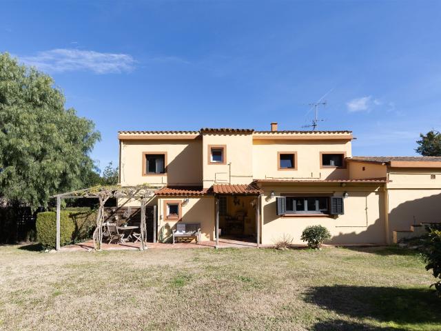 Casa de generosas con parcela para cultivos y piscina en Are. m² Arenys de Munt