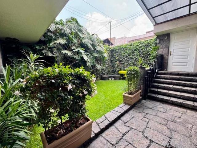 Casa con Jardín y seguridad en ubicación privilegiada