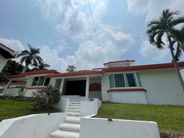 Casa con linda Alberca y jardín con potencial de Inversión / Lomas de Cocoyoc
