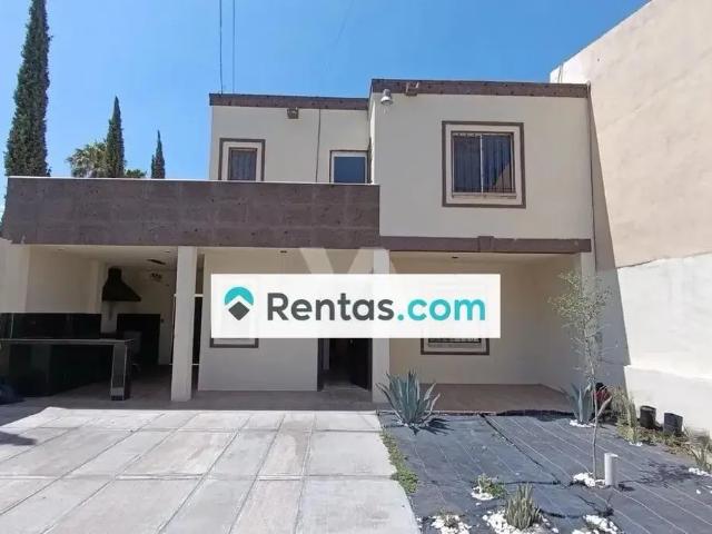 Casa con linda palapa en Privada Tulipanes