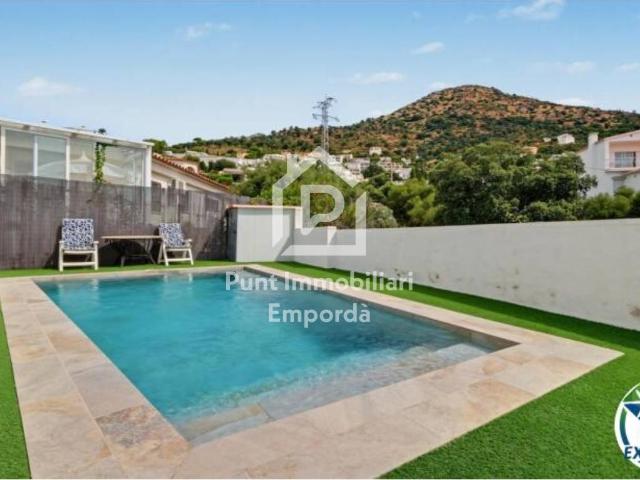 Casa con licencia turística, piscina y vistas a la bahía de Roses