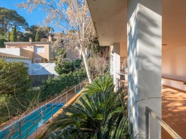 Casa con licencia turística y piscina privada a 600 m de la. 223m² Begur