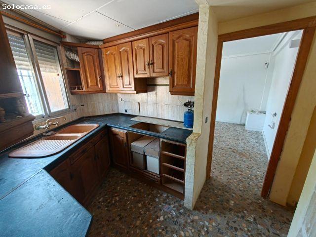 Casa con local comercial