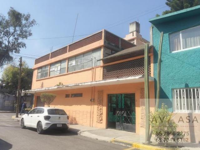 Casa con local comercial en esquina