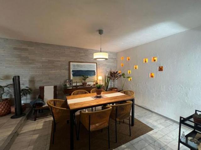 Casa con local comercial en Las Águilas