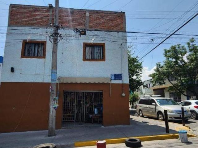 Casa con local comercial en venta