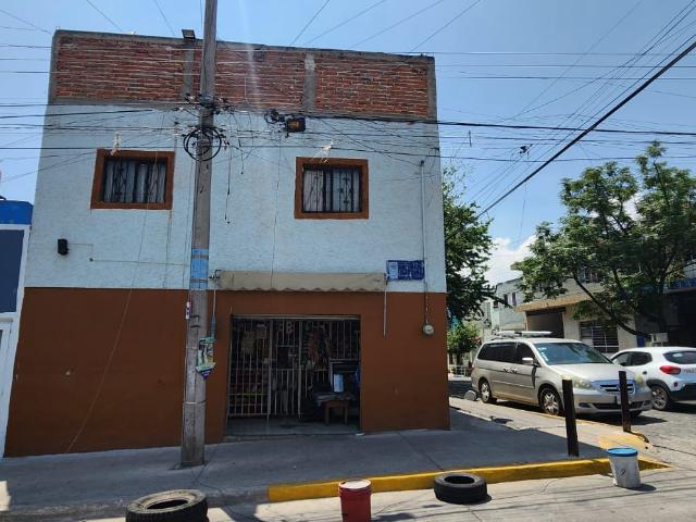 Casa con local comercial en venta