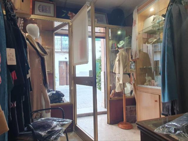 CASA CON LOCAL COMERCIAL EN YUNQUERA