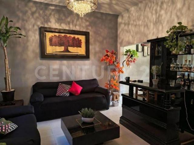Casa con local comercial independiente