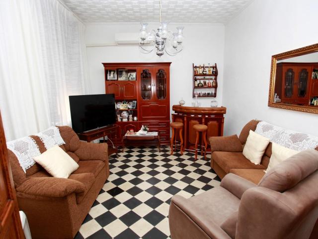 Casa con local comercial y 4 Habitaciones + Garaje En Cartagena