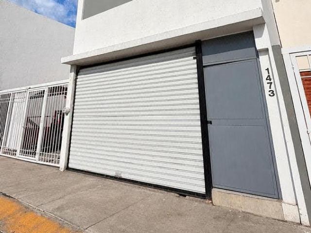 casa con local en paseo de los parques tlaquepaque