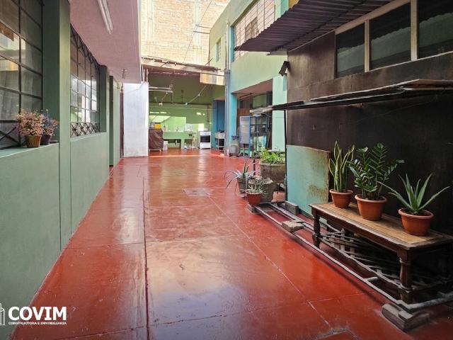 Casa con Locales Comerciales en Venta en Av. Daniel Alcides Carrión