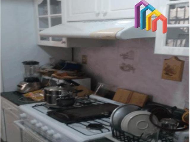 CASA CON LOCALES COMERCIALES