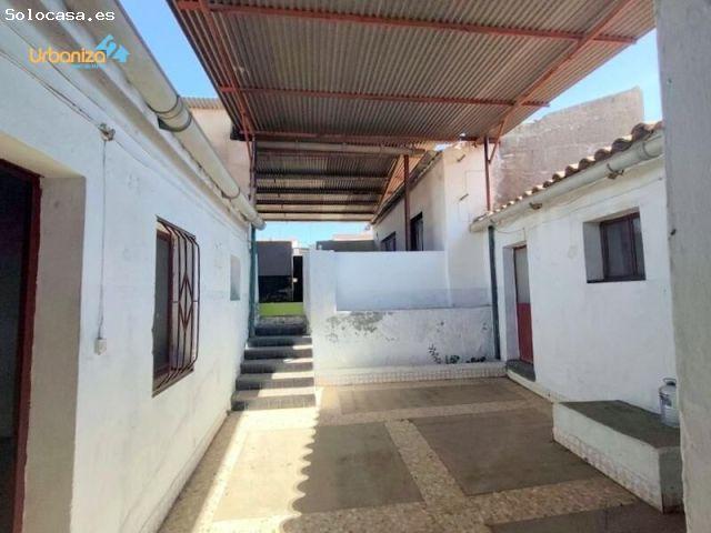 Casa con muchas posibilidades en pleno centro de Villanueva para reformar con un gran patio y amplia