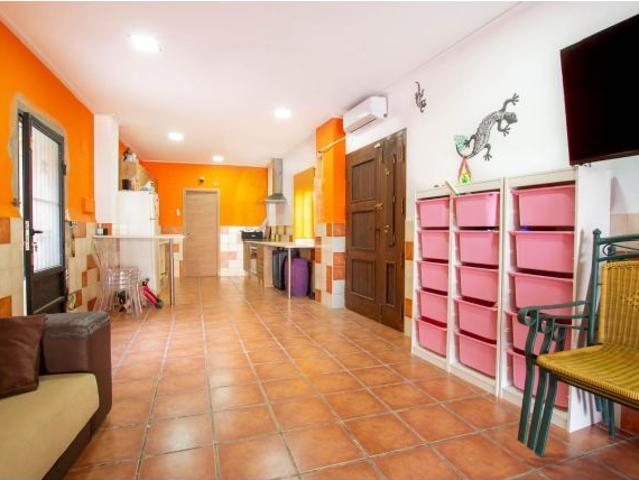 Casa con negocio rentable en Carlet: lavandería y vending en pleno funcionamiento