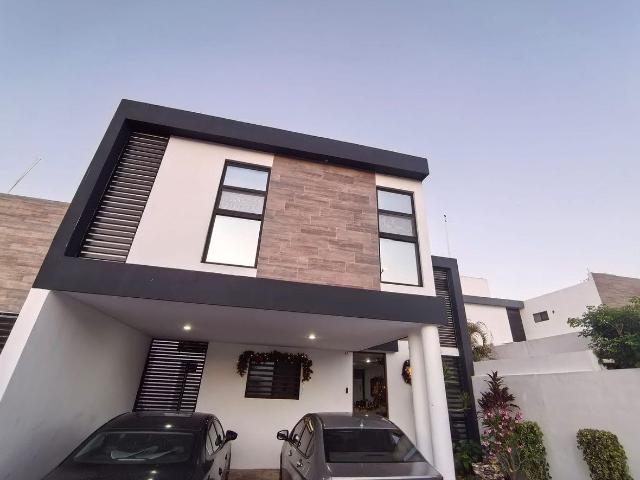Casa con paneles solares 4 recamaras en Venta o renta en Privada Avenida Conkal