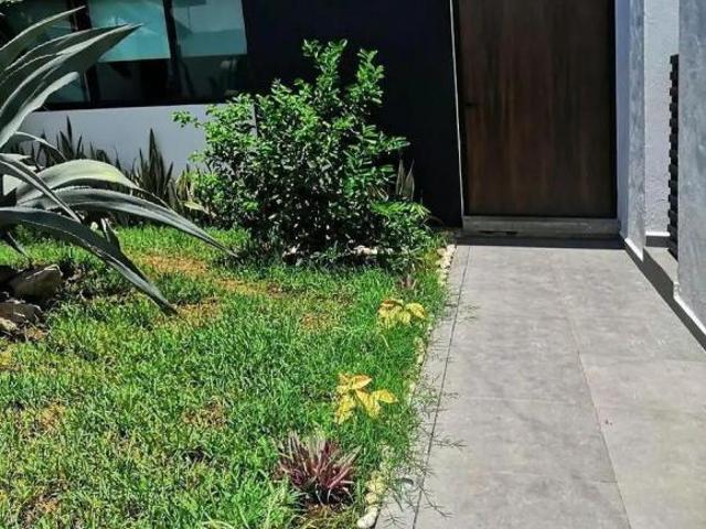 Casa con paneles solares y piscina a unos pasos de City Center