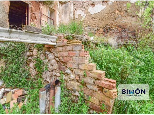 Casa con parcela de 264m², fabulosas vistas, gran jardín, y sótano para empezar tu proyecto de 0