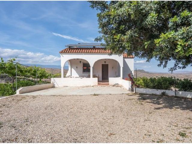 Casa con parcela en perfecto estado