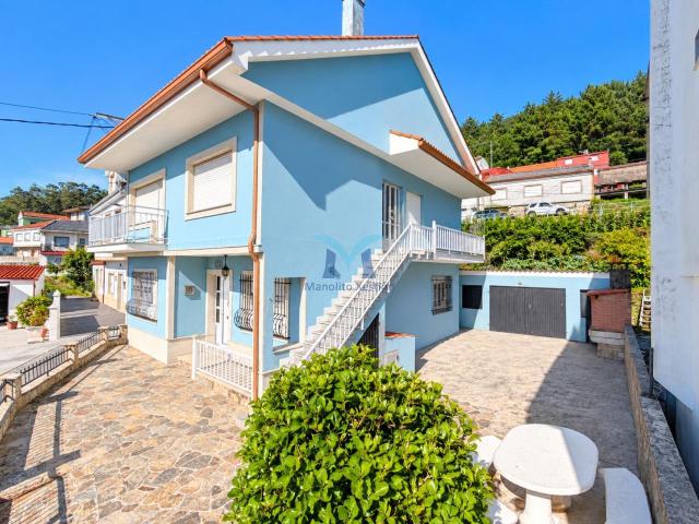 Casa con parcela, garaje y vistas al mar en Ameixenda Cee