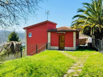 Casa con parcela y dos edificaciones en Agüero, Villaviciosa