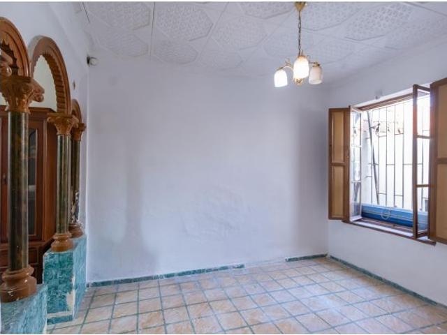 Casa con patio y almacén con doble acceso de entradas en San Antón