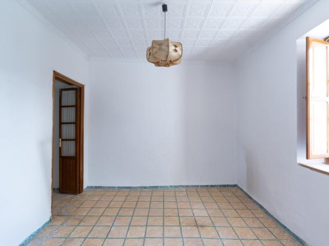 Casa con patio y almacén con doble acceso de entradas en San Antón
