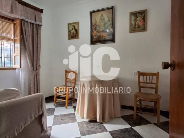 CASA CON PATIO Y COCHERA EN LUQUE