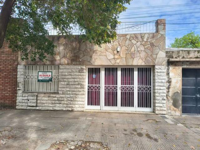 CASA CON PATIO Y COCHERA PTE. PERON Y VALPARAISO