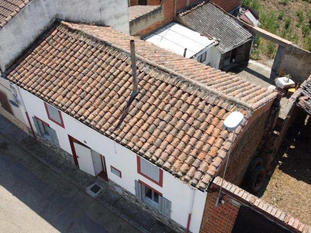 Casa con patio y finca en Grisuela del Paramo. Espacio, tranquilidad y un sin fin de posibilidades
