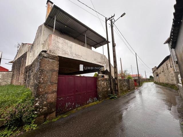 CASA, con patio y finca, lista para vivir, zona SEOANE. O CARBALLIÑO