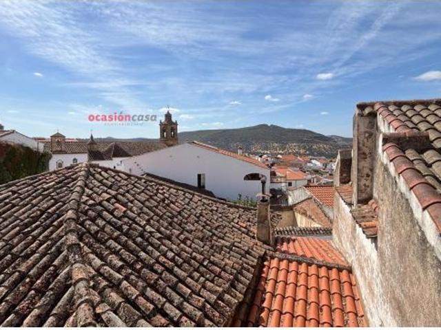 CASA CON PATIO Y TERRAZA A LA VENTA