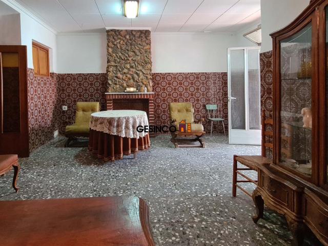 CASA CON PATIO Y TERRAZA EN VENTA EN AIELO DE MALFERIT