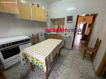 CASA CON PATIO A LA VENTA