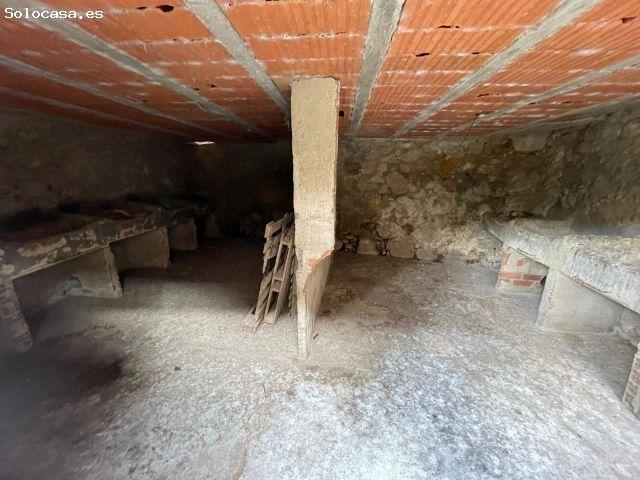 CASA CON PATIO PARA REFORMAR EN MONTÁNCHEZ