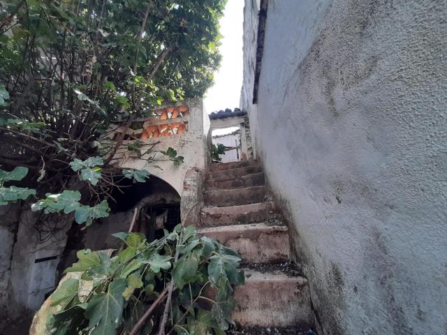 Casa con patio para reformar, en Casar de Cáceres