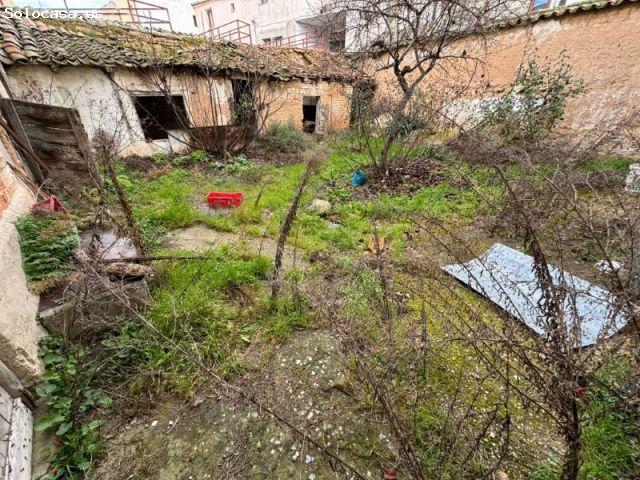 CASA CON PATIO PARA REFORMAR