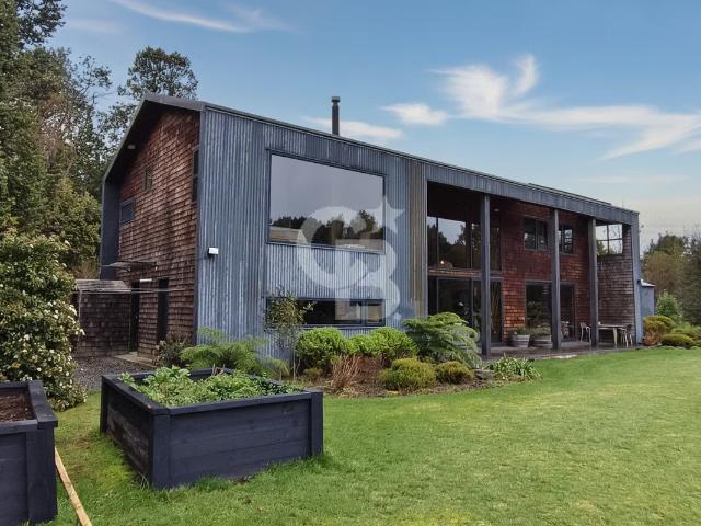 Casa con piscina natural, diseño y arquitectura. 3 dormitorios por 15390.00 en Puerto Varas