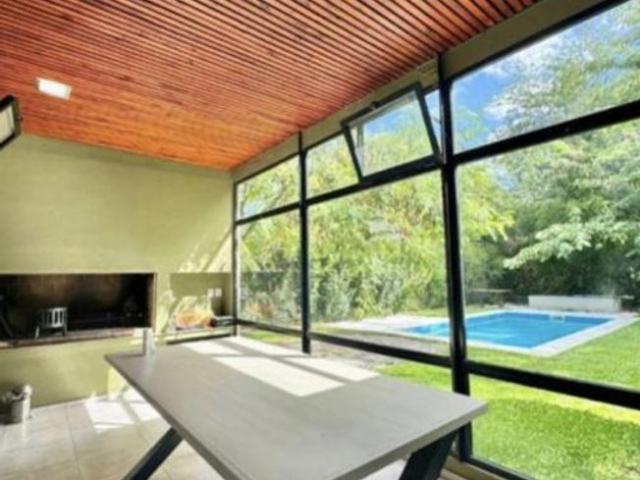 Casa con Piscina en Alquiler Anual