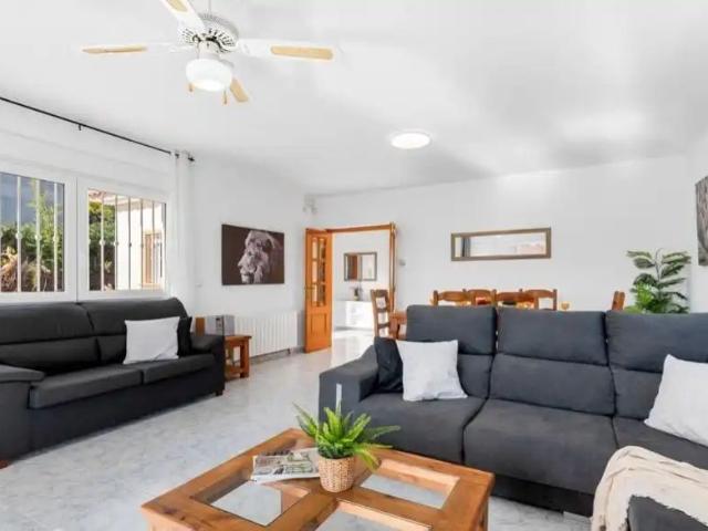 Casa con piscina en alquiler en Marisol Park Ortembach Los Almendros