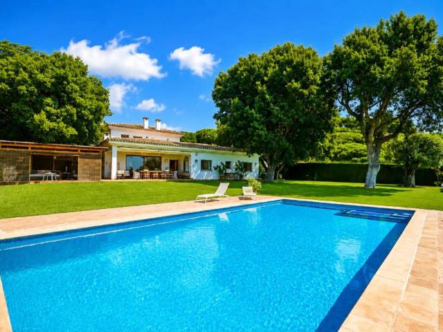 Casa con piscina en alquiler en Avinguda Rocaferrera