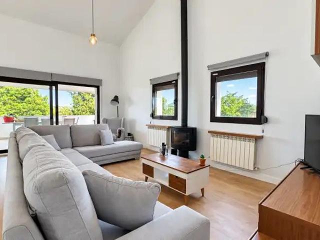 Casa con piscina en alquiler en Argés