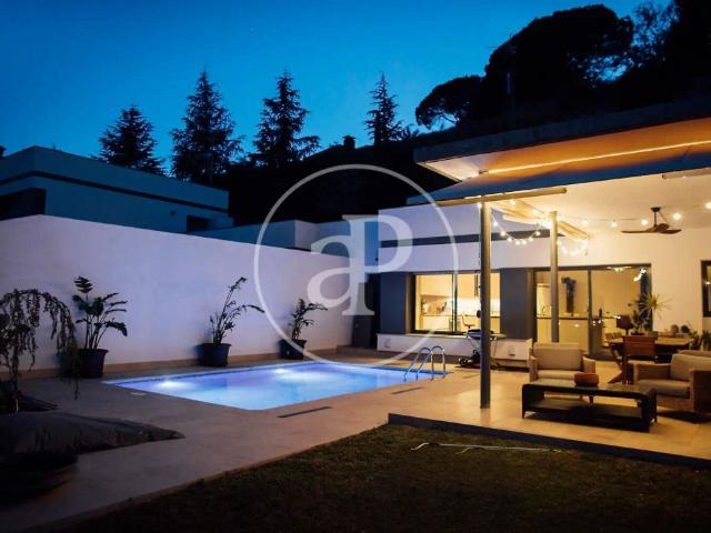 Casa con piscina en alquiler en Carrer Vistanova